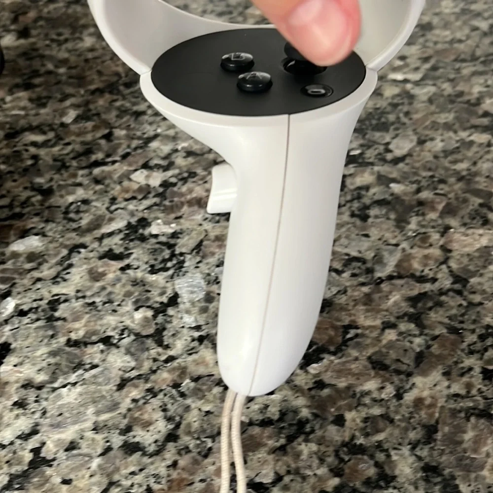 Oculus quest 2 64g, pretty good condition just a few scratches on controllers